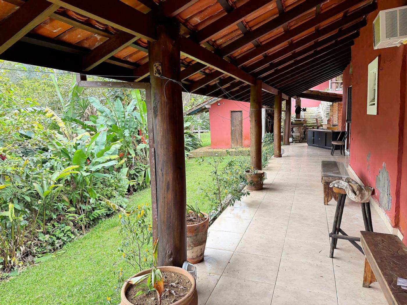 Varanda com jardim tropical