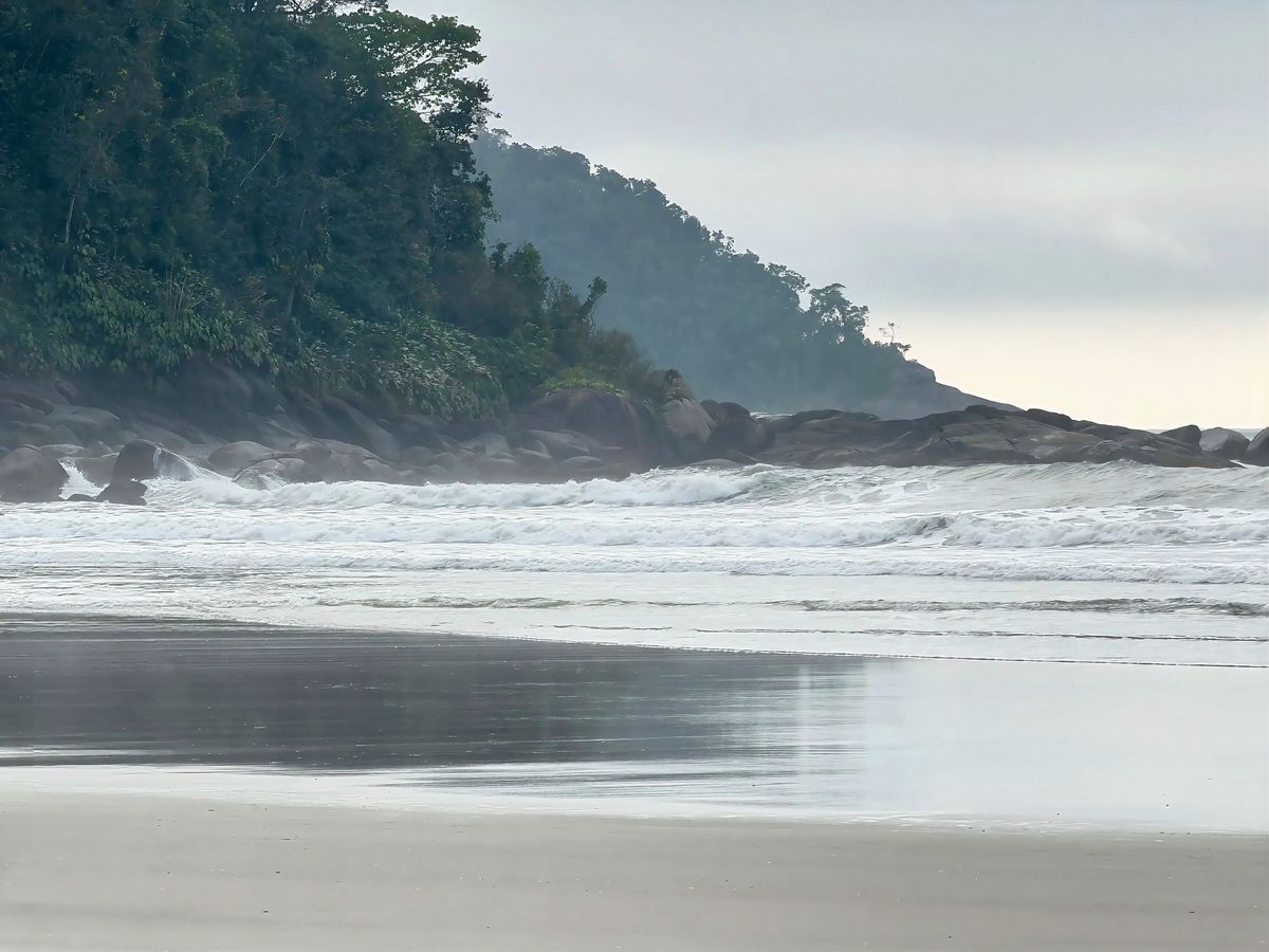 Ondas quebrando na Praia de Itamambuca