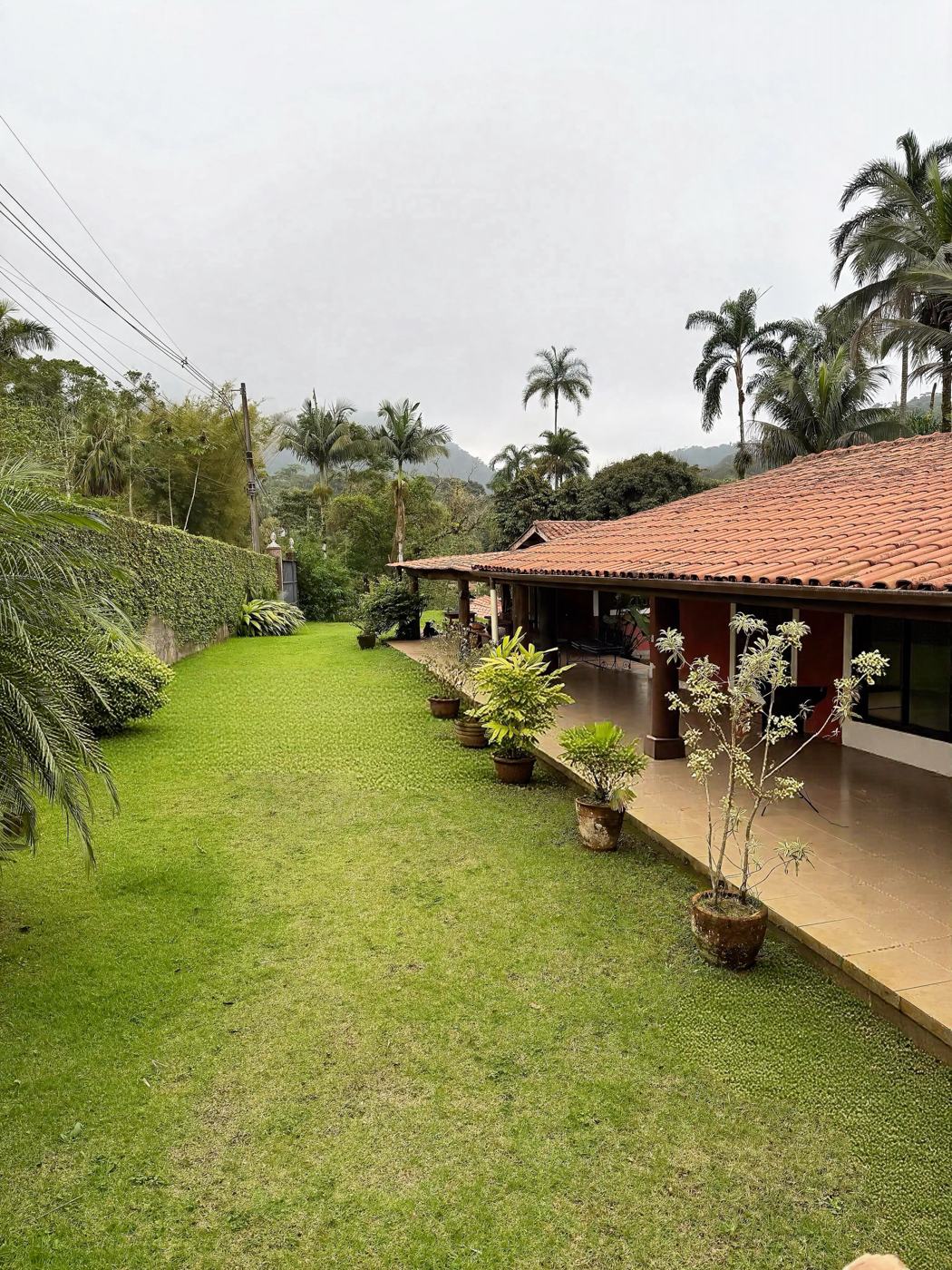 Gramado e varanda da pousada