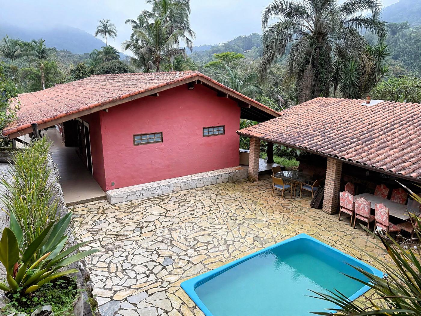 Área da piscina e espaço gourmet
