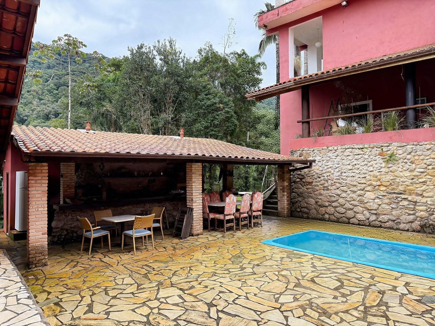 Espaço gourmet com churrasqueira e piscina