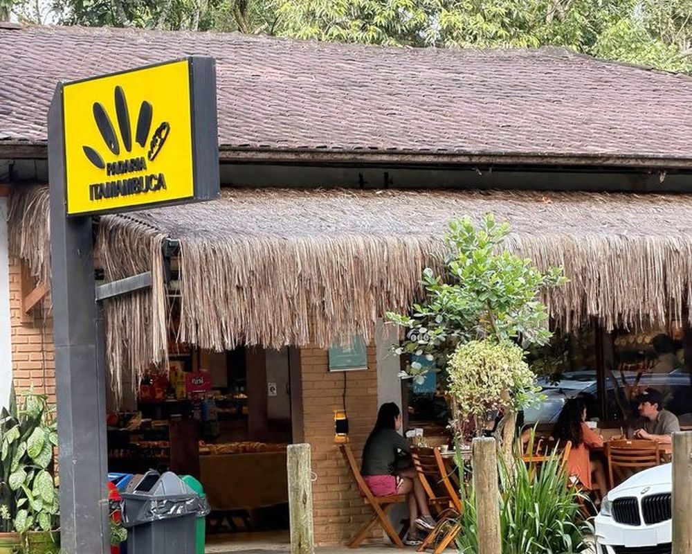 Fachada da Padaria Itamambuca, próxima à Pousada Damata