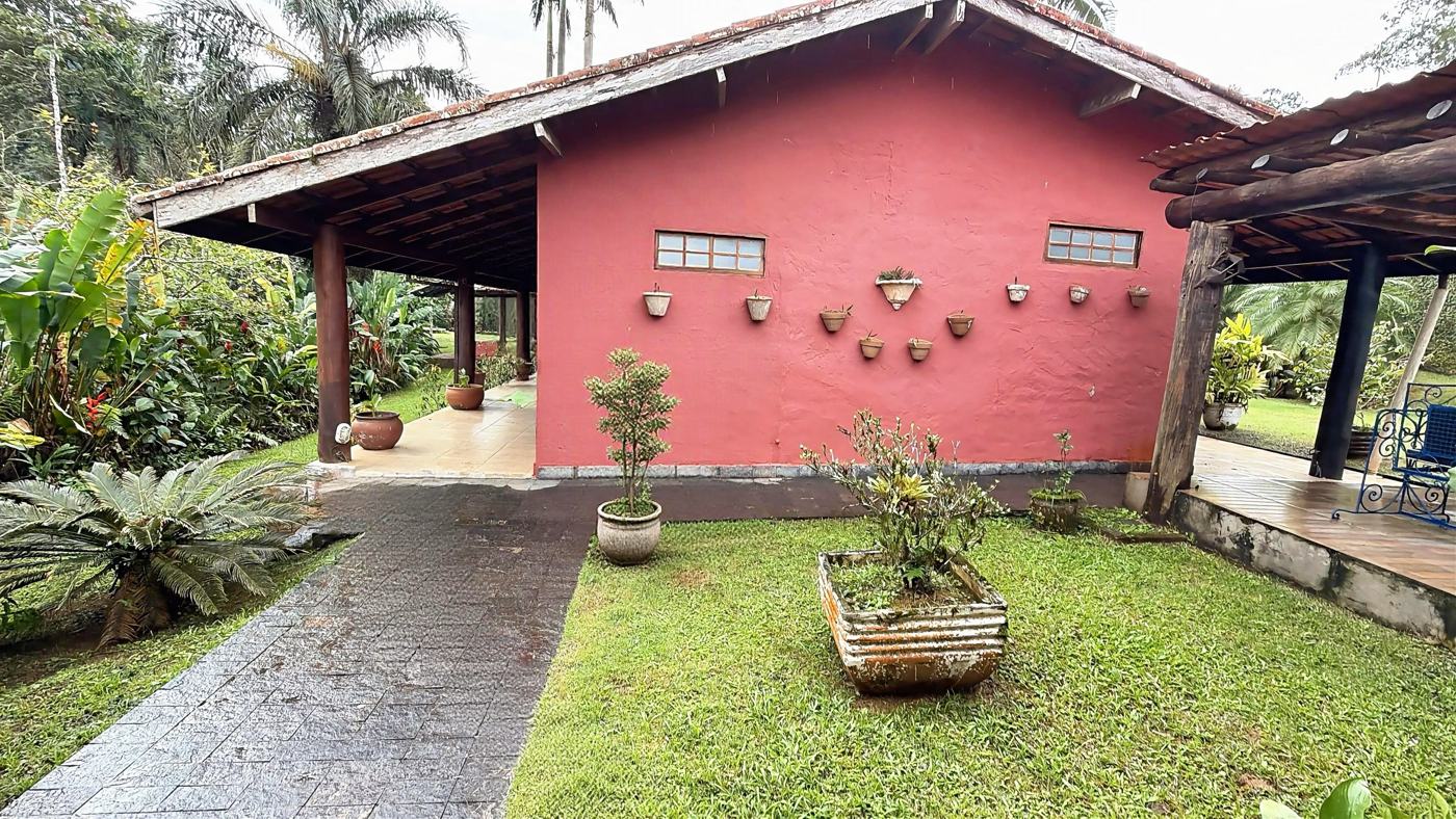 Jardim e caminho de entrada