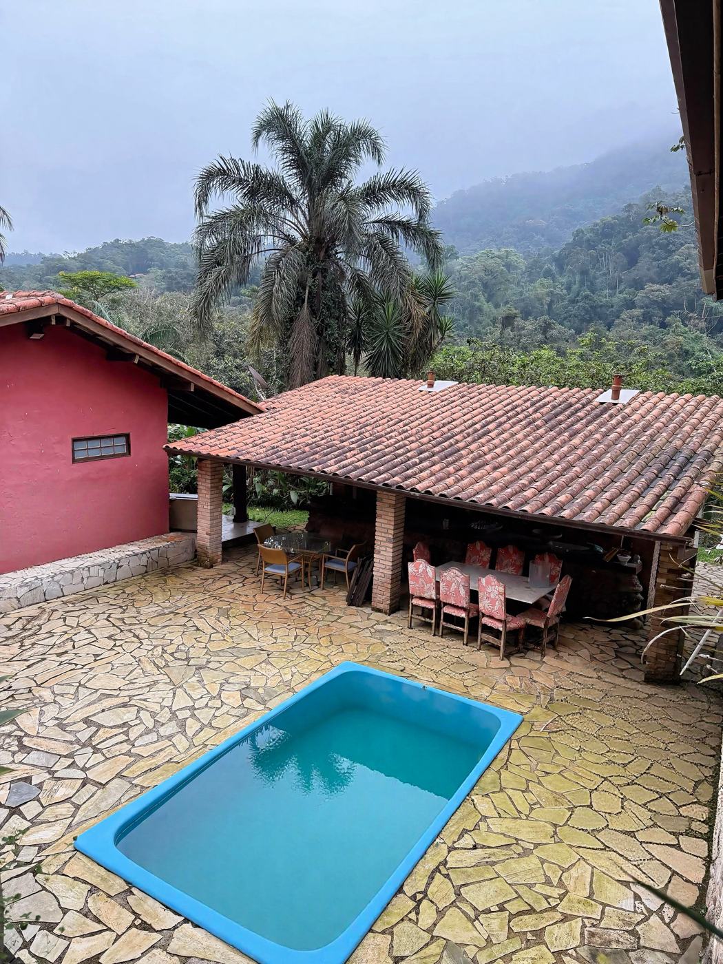 Piscina com vista para a serra